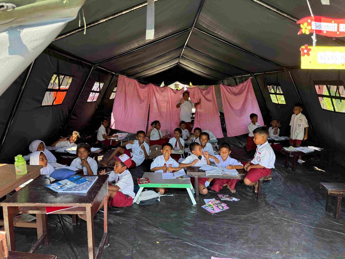 Di Tengah Tenda dan Gempa Susulan, Anak-anak NTT Tetap Berjuang Menuntut Ilmu